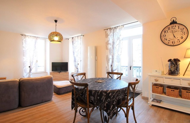 La Bourboule: Elegant 2-Bedroom Apartment with Balcony, Parking, and Wi-Fi