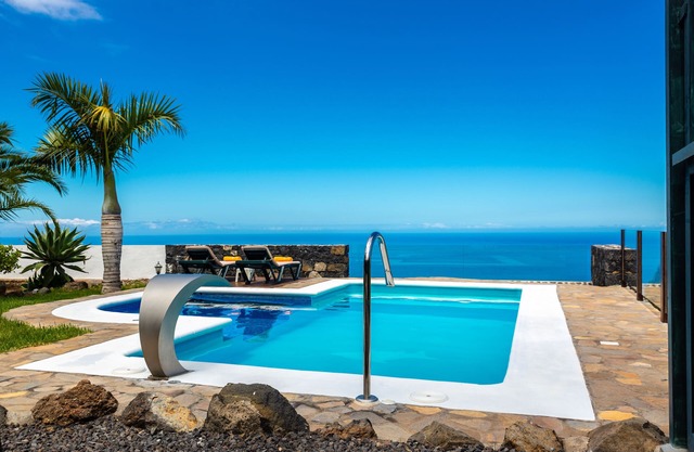 La Capellana Rural House with private heated pool, sauna and sea view