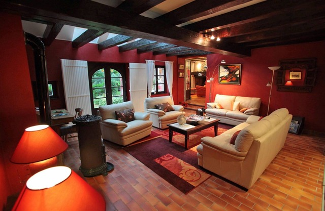 La Haute Grange "Le Châtaignier" spacious gîte for 4, garden and beautiful views.