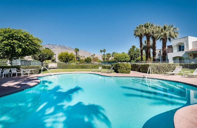 La Palme Stylish Condo. Walk from the Airport.