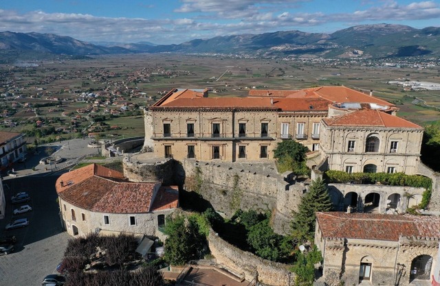 La Romantica Castello Macchiaroli, the magic of a medieval castle
