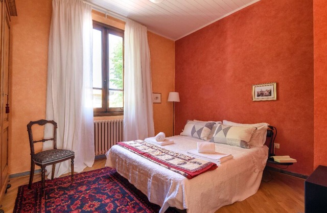 La Vecchia Posta: Great Base for Chianti & Art Cities | Red Bedroom & 2 baths