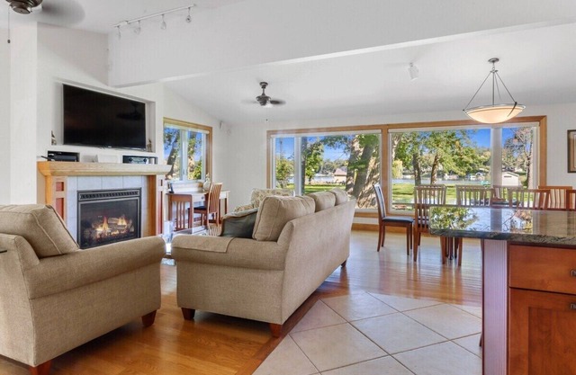 Lake Benedict Lakefront |Pier |Large Lawn |Fire Pit |Grill |Relaxing Family Vacation |Gas Fireplace