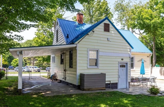 Lake Harbor Haven.a charming 3BR house with AC, WiFi across from Maranatha.