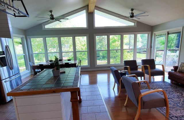 LAKE HOUSE w/ Dock,floating waterpad, kayaks,and lake gear!!! All we need is YOU