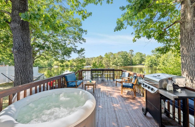 Lake & Kayaks w Hot Tub - 20 Mins to Beaches!