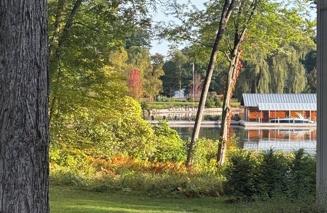 Lake side unit - enjoy the autumn peeping events, ski this winter and boat/swim