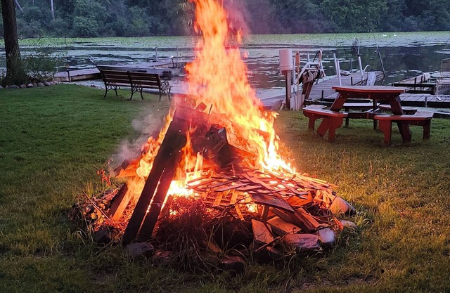 Lakefront Bliss: Your Ultimate Vacation Haven Surrounded by Nature