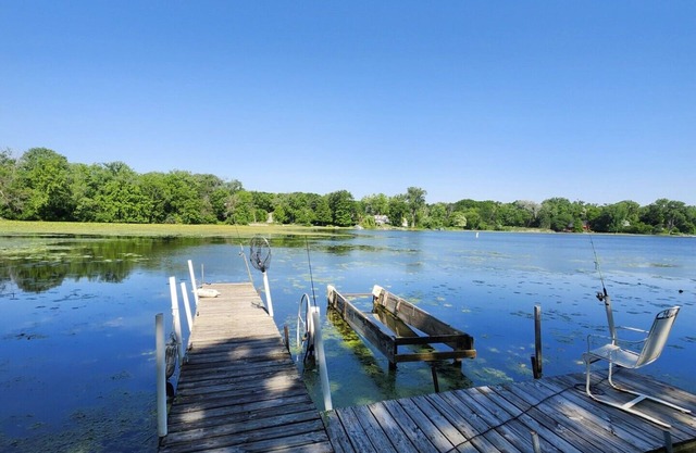 Lakefront Bliss: Your Ultimate Vacation Haven Surrounded by Nature