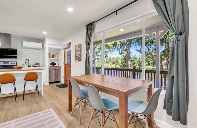 Lakefront Getaway For 4 with Swimming, Kayaks