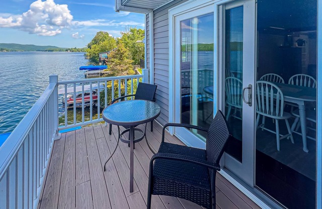 Lakefront home, deck, dock, kayaks, wifi, TVs, views, central air, balcony