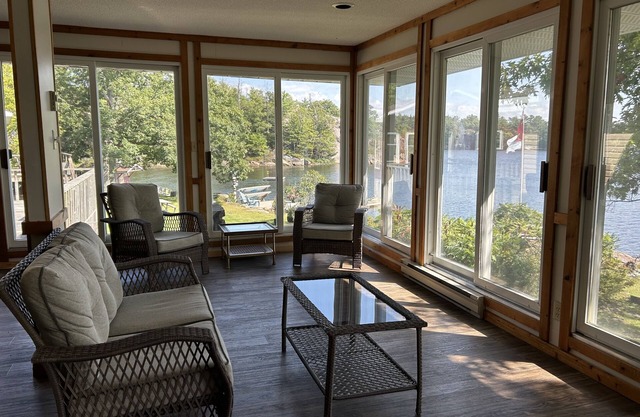 Lakefront Island Cottage, on Georgian Bay in Beautiful Honey Harbour