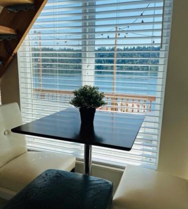 Lakefront retreat close to Microsoft and Bellevue