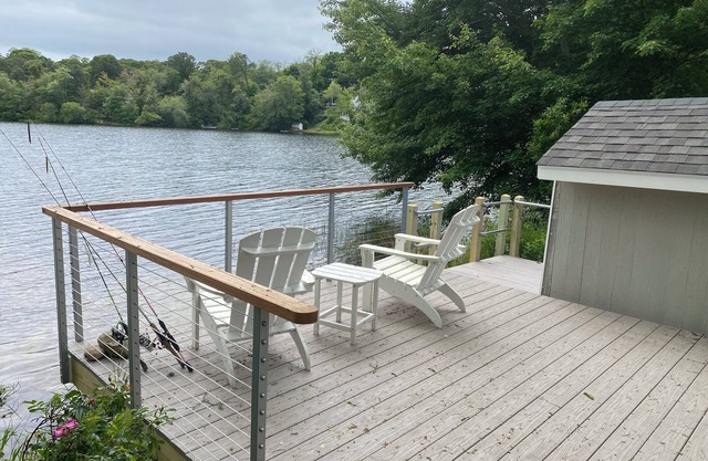 Lakefront retreat w/deck, dock, sandy beach, 4 watercraft, <6 mins to 2 beaches