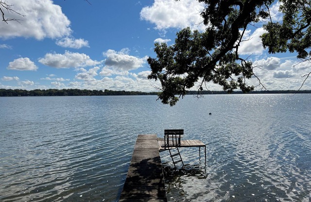 Lakeside 3-bedroom house with spacious living areas and all amenities