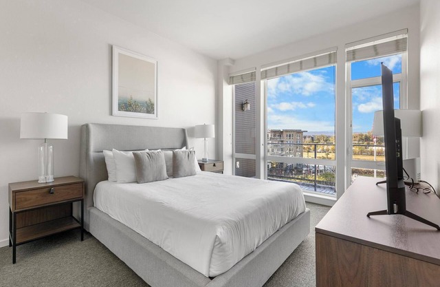 Landing | Beautiful 1BD, Courtyard, Gym