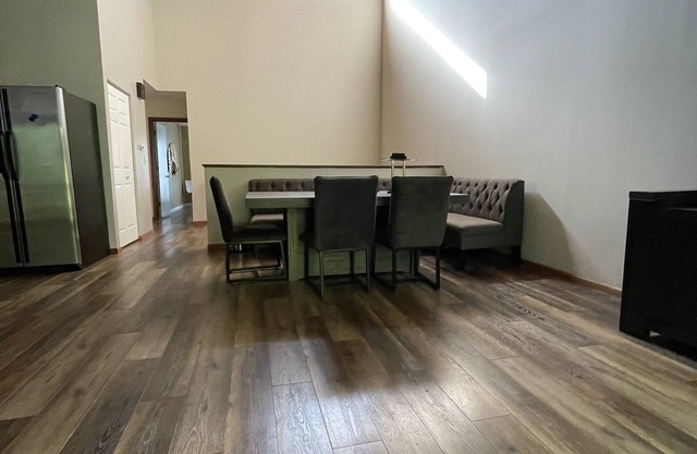 large 3 beds 2 bath Townhome with 20' high ceiling and stone fire place.