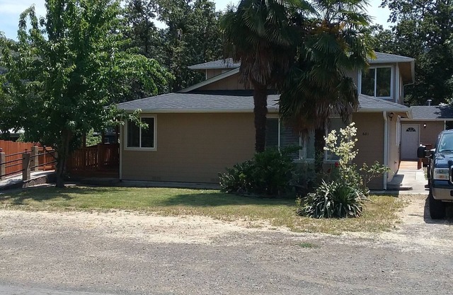 Large 7 bd 5 bath house. A few miles from wildlife safari. Gourmet kitchen