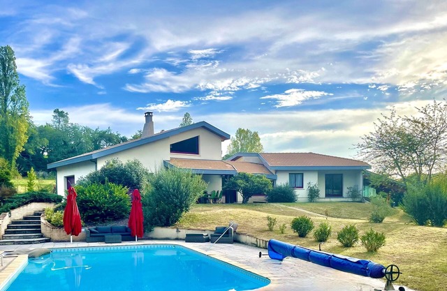 Large Charming Villa, Great Comfort, Beautiful Green Setting, Swimming Pool.