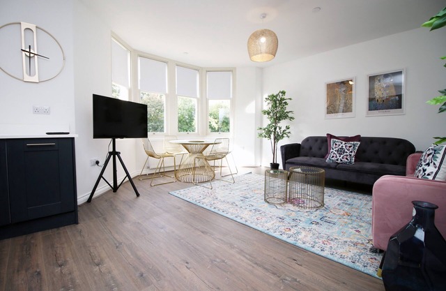 Large City Centre 3 Bed Flat with Parking