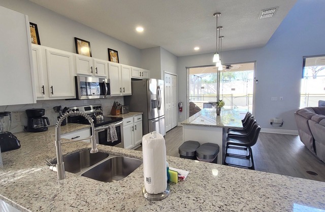 Large families 6 Bedrooms, 3 Masters, Games Room, Private Pool and Spa, near Disney