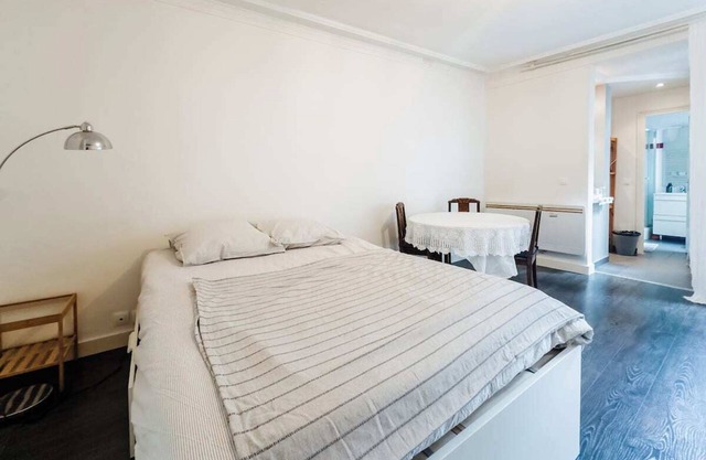 LARGE FULLY-EQUIPPED STUDIO IN QUIET LOCATION TERRACE OVERLOOKING GARDEN