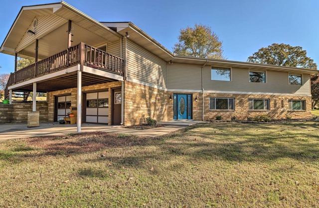 Large Home w/Games: 4 Mi to Bull Shoals Lake!