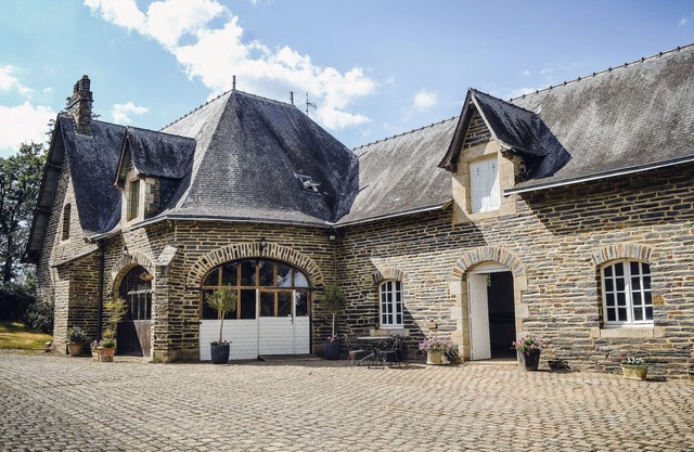 Large house and ballroom located on a private estate, swimming pool, tennis court.