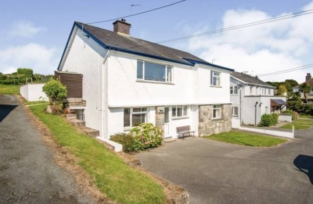 Large house, sleeps 10 on Beach Road, opposite The Cliffs, 250 yds from beach.