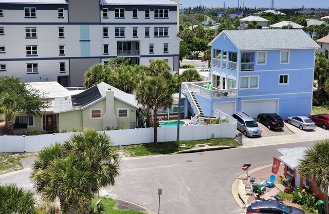 Large Oceanfront Property-8br. Pool, Large Yard, Private Beach Access. Sleeps 24