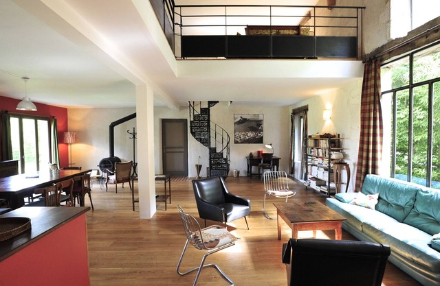 Large old house, quiet with private pool