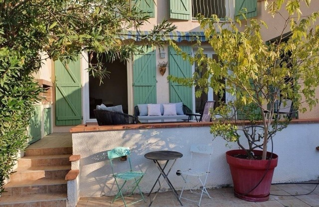 Large pleasant house with a flowery garden and a swimmingpool