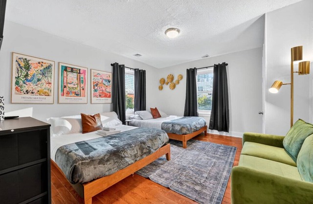 Large Studio | Center City | Sleeps 4 | Fast Wifi