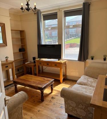 Large Traditional, Sleeps 8, Central Hucknall