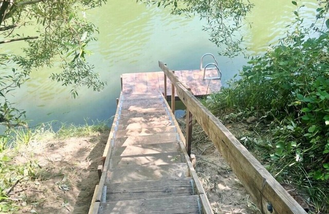 LazyRiverLodge~Timeless Riverside Family Cabin w/Dock&Decks/GmRm/WiFi/HotTub