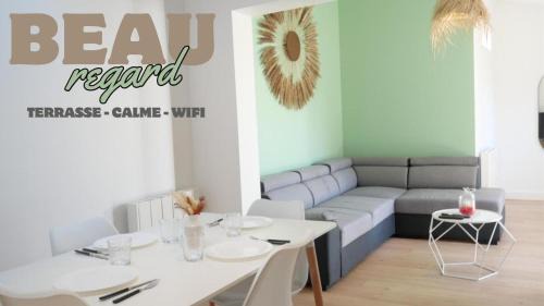 Le Beau Regard Paisible et Familial