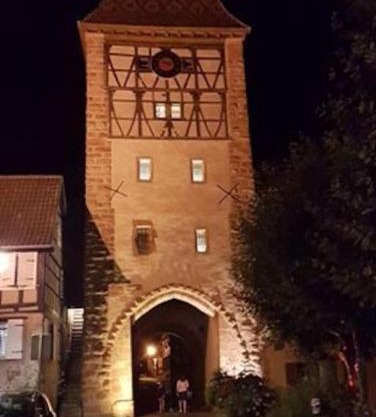 Le clocher aux cigognes au village de Bergheim