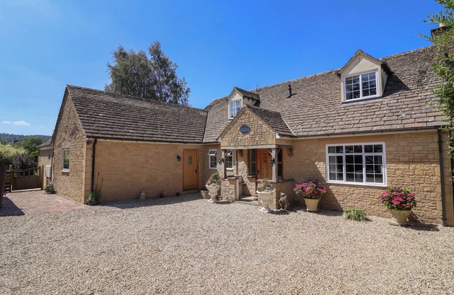 LEAFIELD COTTAGE, pet friendly, with a garden in Brockworth