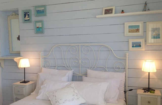 Lemonelia studio. A cosy room that can host 3 people. Very close to Loutsa-beach
