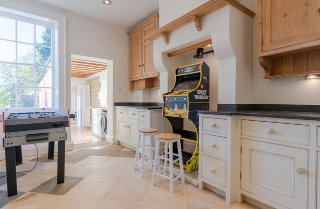 Leonard Stanley House, nr Stroud - sleeps 18 guests in 9 bedrooms