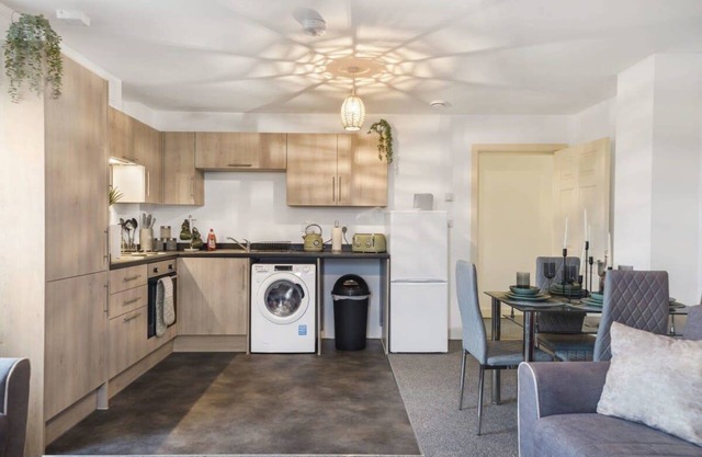 Livestay Stylish 2 Bed 2 Bath Heathrow Apartment