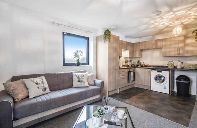 Livestay Stylish 2 Bed 2 Bath Heathrow Apartment