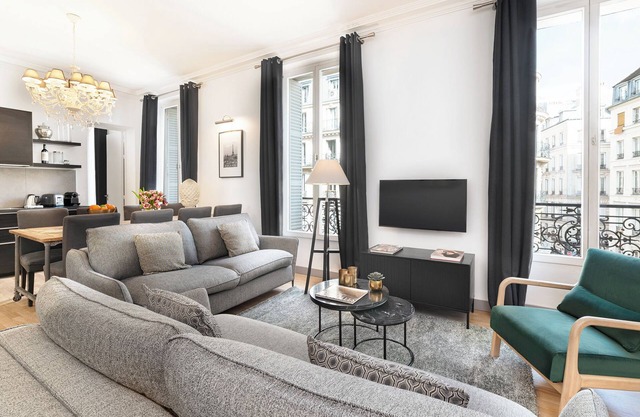 LivinParis | Luxury 3 Bedrooms Le Louvre I