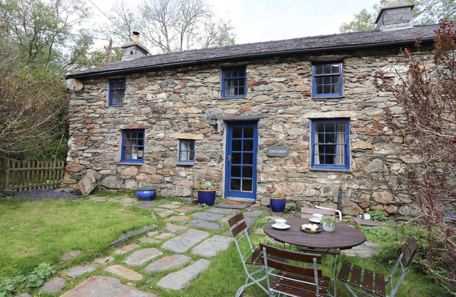 LLWYN BEDW, pet friendly, with open fire in Nant Peris