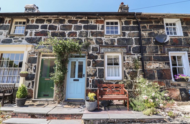 LLYGODEN COTTAGE, pet friendly, with open fire in Beddgelert