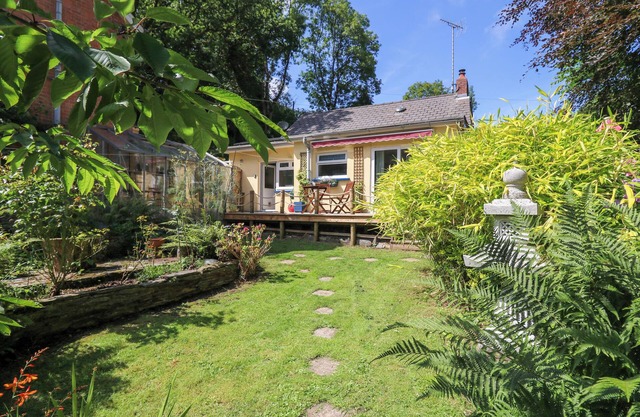 LLYN Y FELIN, pet friendly, country holiday cottage in Llechryd