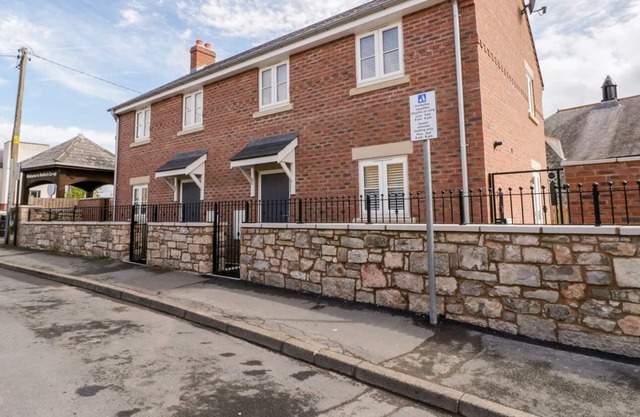 LLYS EMRYS, country holiday cottage, with a garden in Ruthin