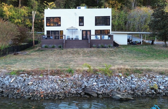 Located directly on the Tennessee River and minutes from downtown Chattanooga!