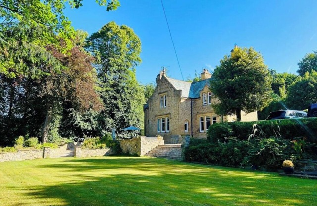 Lodge - Sleeps 18, pet friendly & free parking