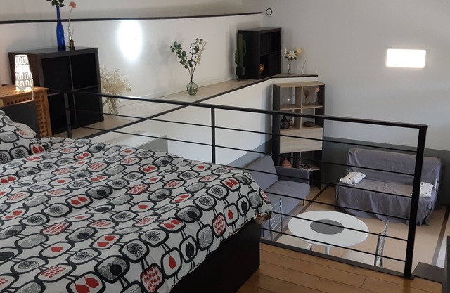 Loft-style studio facing the river in the village of Collobrières